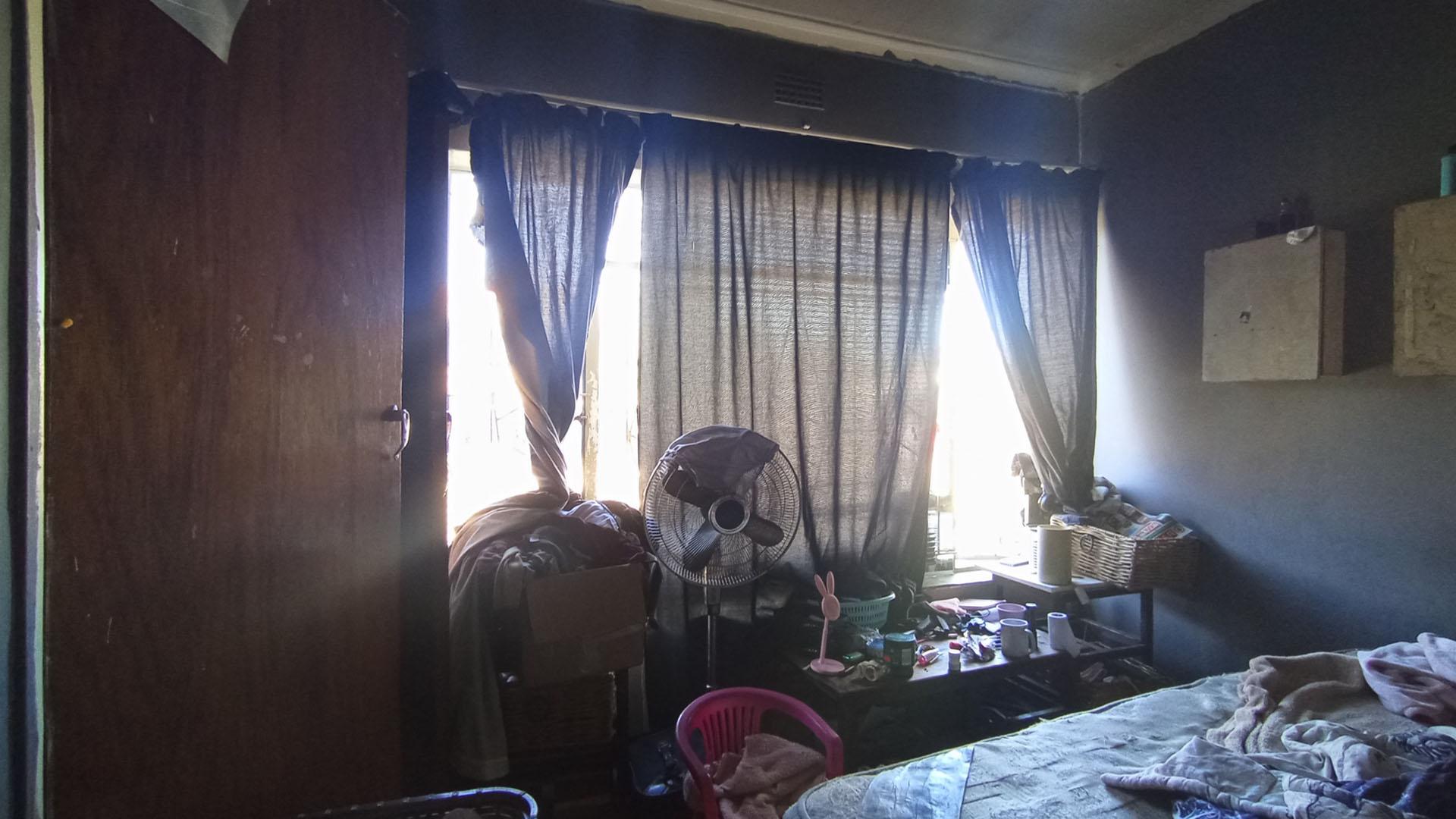 Bed Room 1 - 10 square meters of property in Booysens