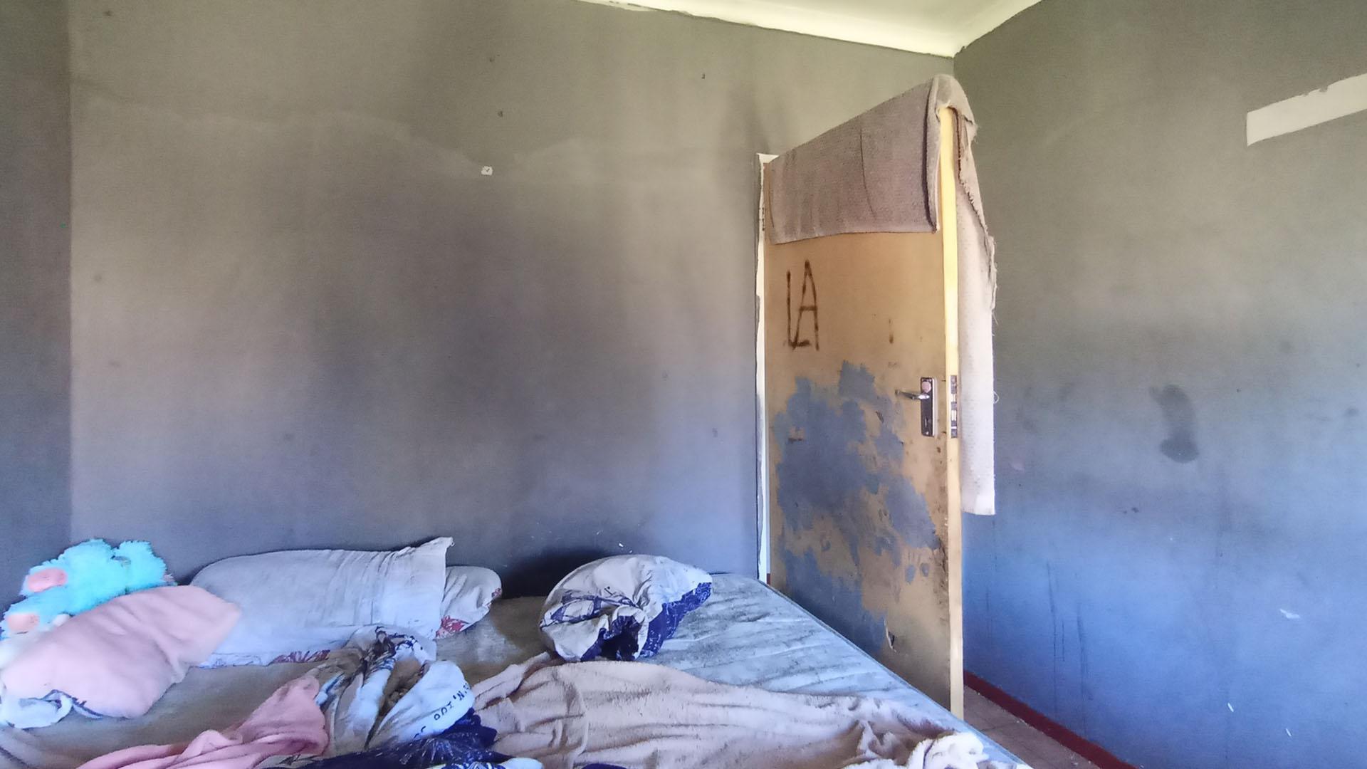 Bed Room 1 - 10 square meters of property in Booysens