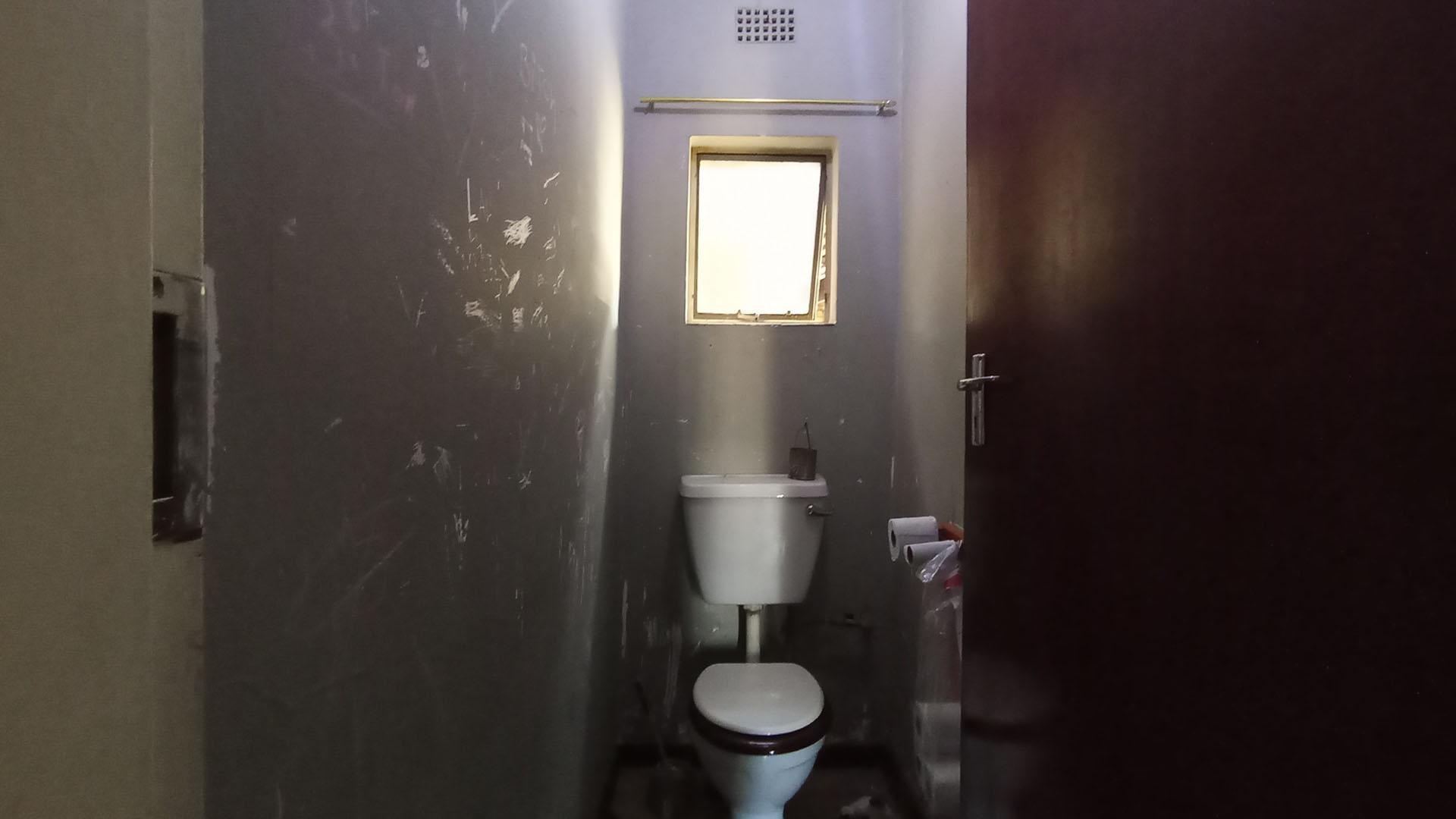 Bathroom 1 - 7 square meters of property in Booysens