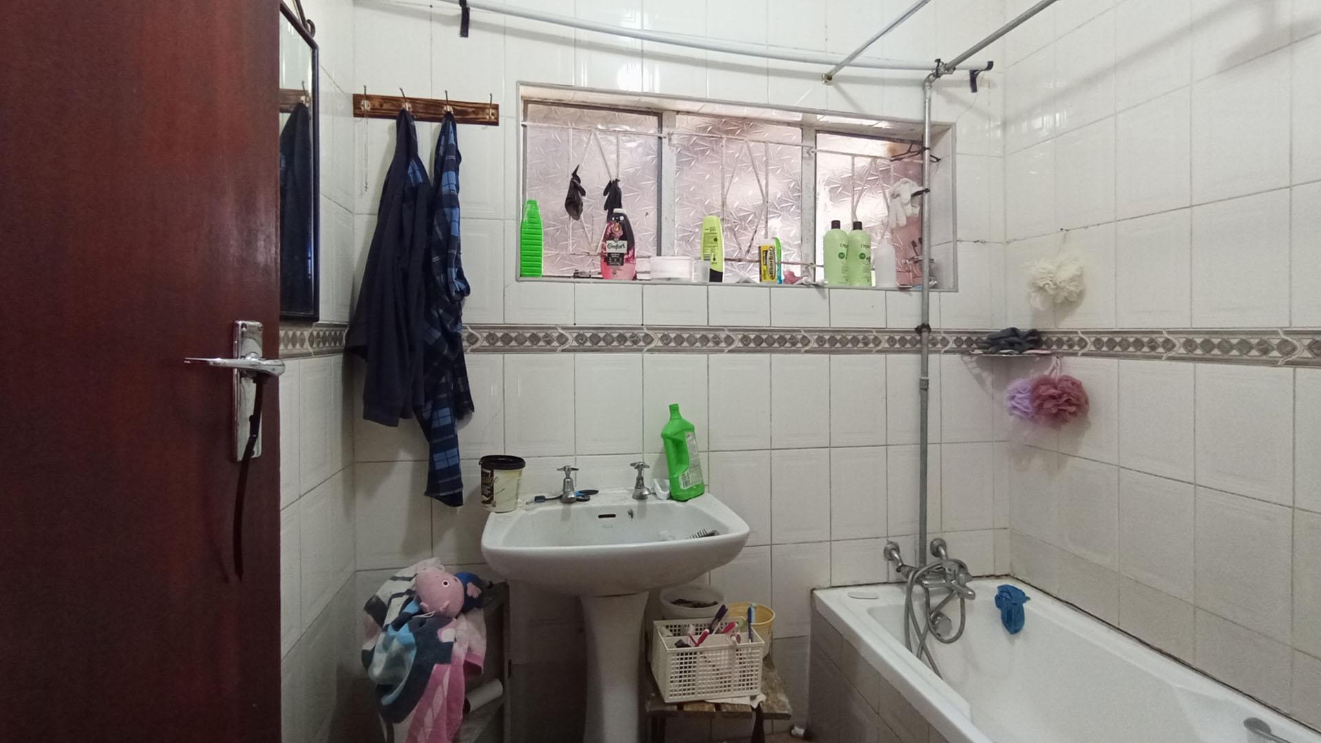 Bathroom 1 - 7 square meters of property in Booysens