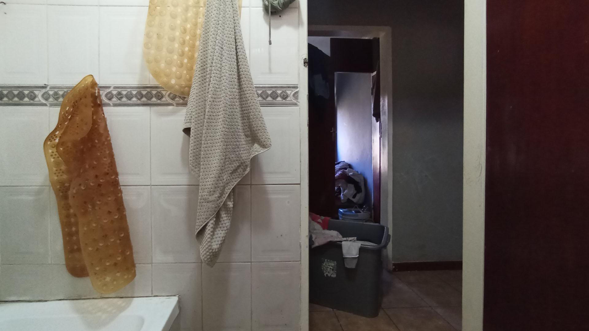 Bathroom 1 - 7 square meters of property in Booysens