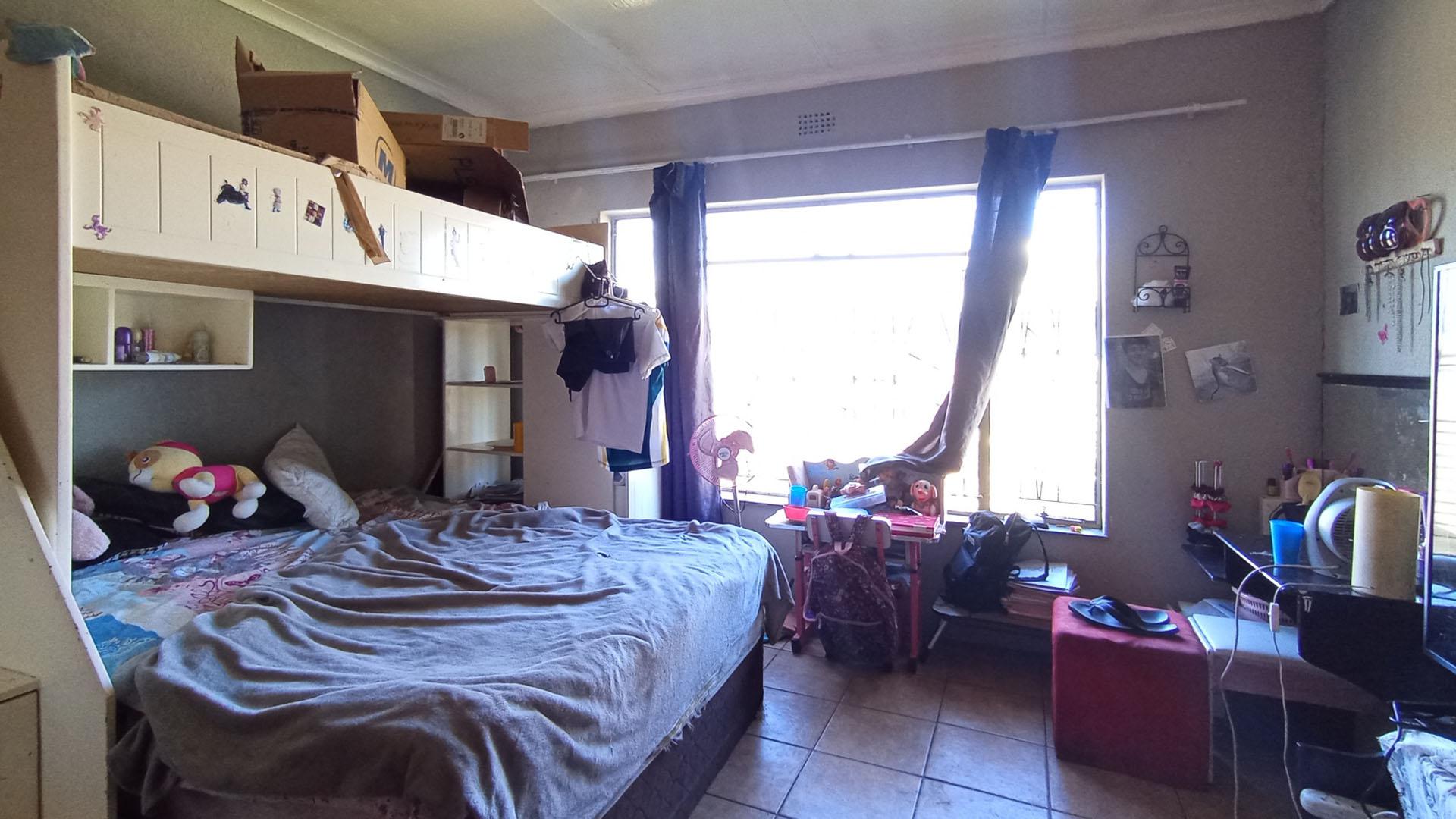 Main Bedroom - 19 square meters of property in Booysens