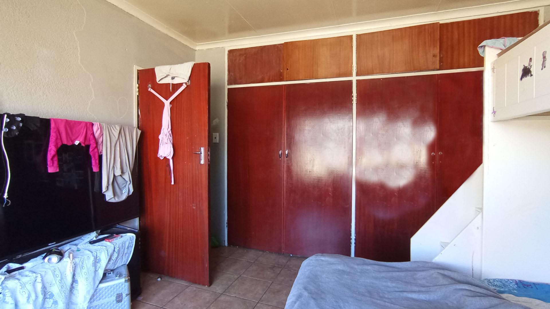 Main Bedroom - 19 square meters of property in Booysens