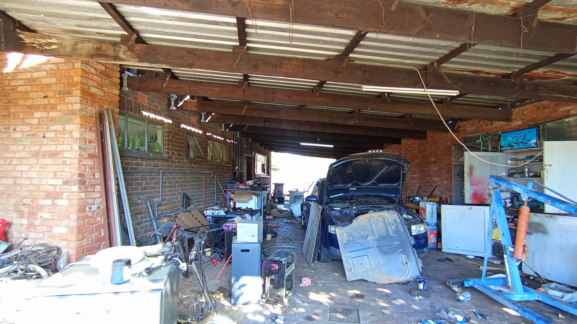 Carport  - 86 square meters of property in Booysens