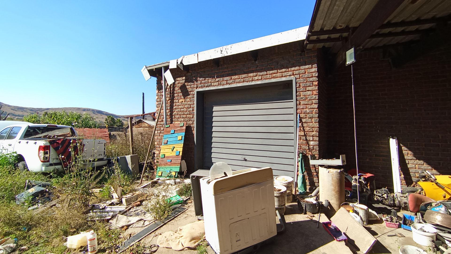 Garage - 22 square meters of property in Booysens