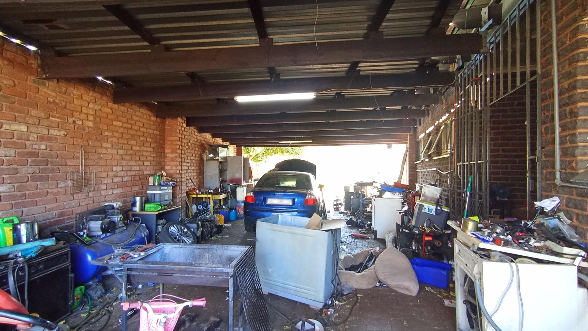 Carport  - 86 square meters of property in Booysens