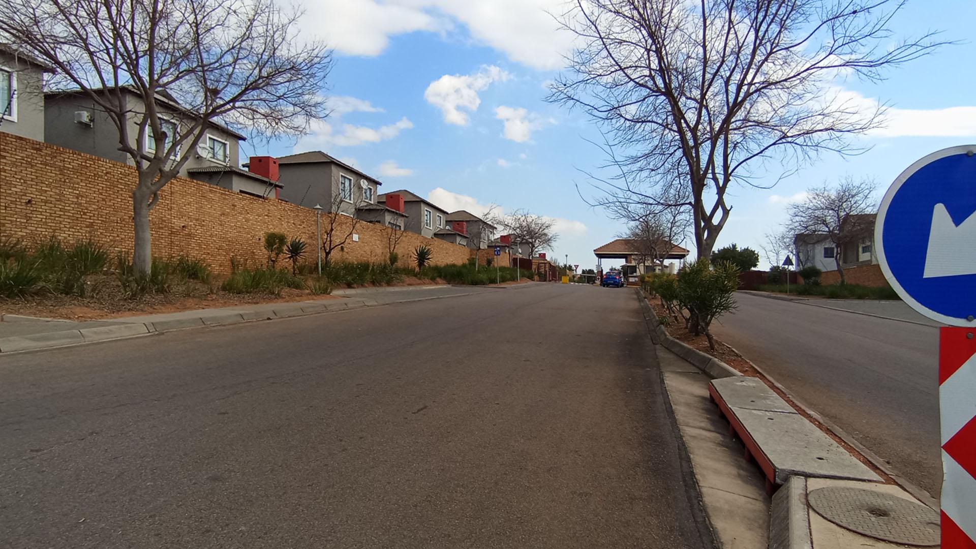 Front View of property in Rua Vista