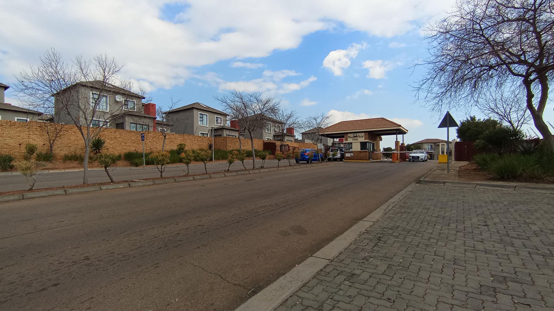 Front View of property in Rua Vista