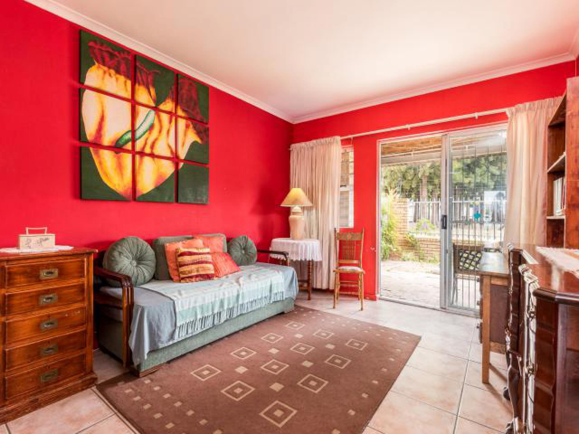 Lounges - 17 square meters of property in Brackenfell South