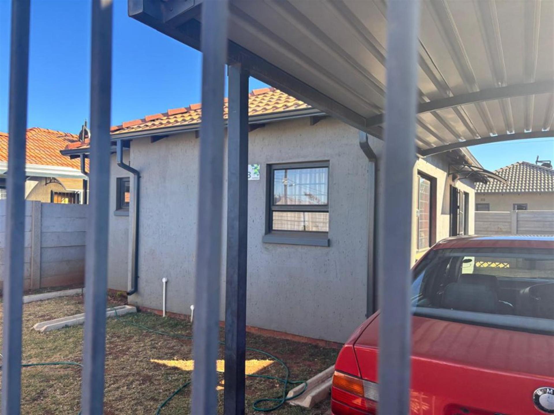 Front View of property in Protea Glen