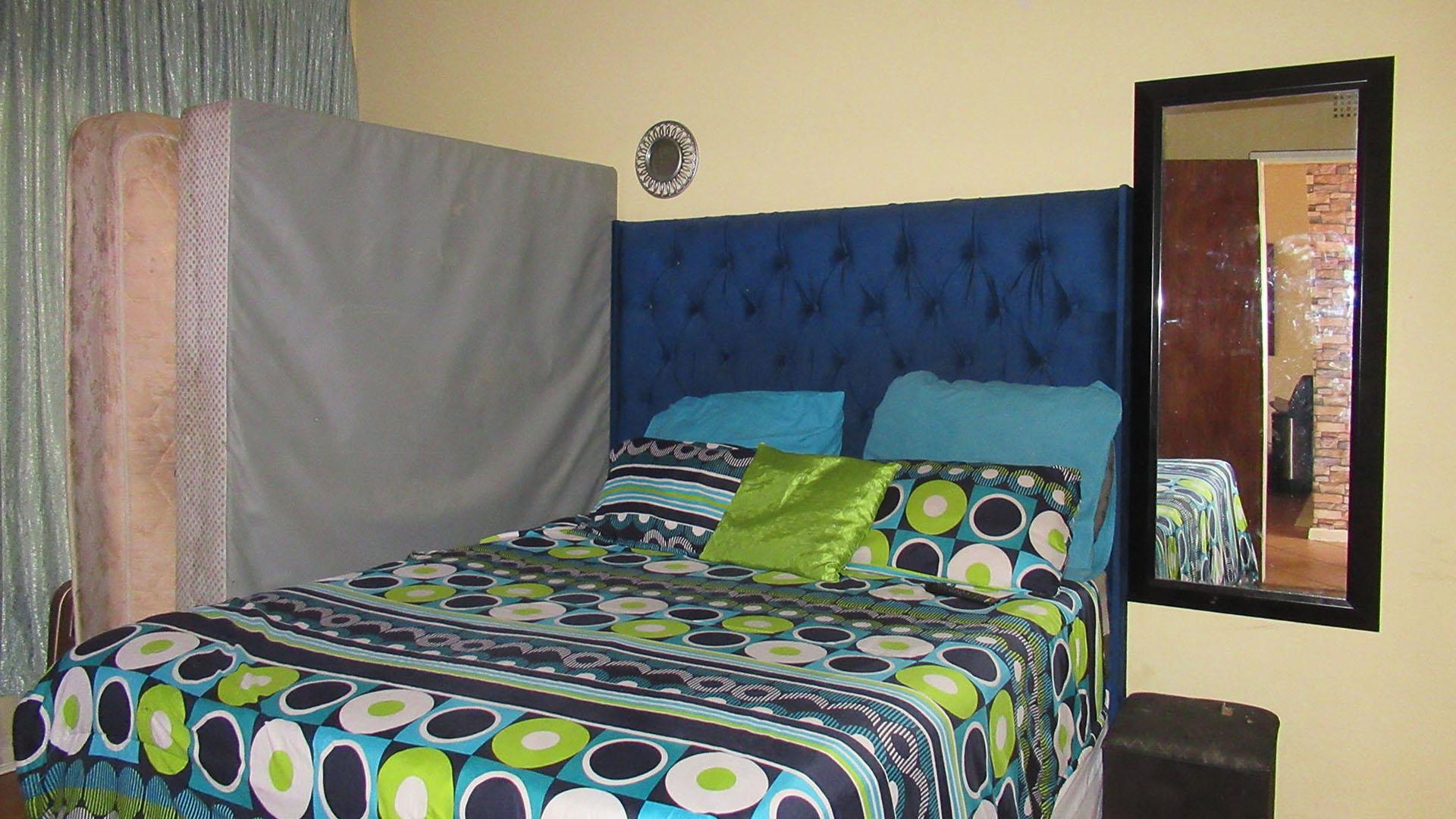 Bed Room 1 - 20 square meters of property in Mindalore