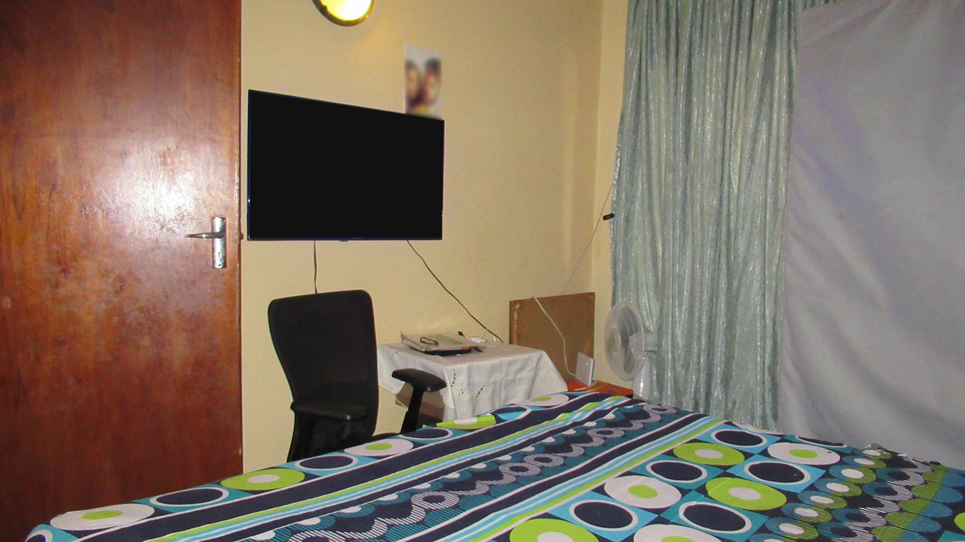 Bed Room 1 - 20 square meters of property in Mindalore