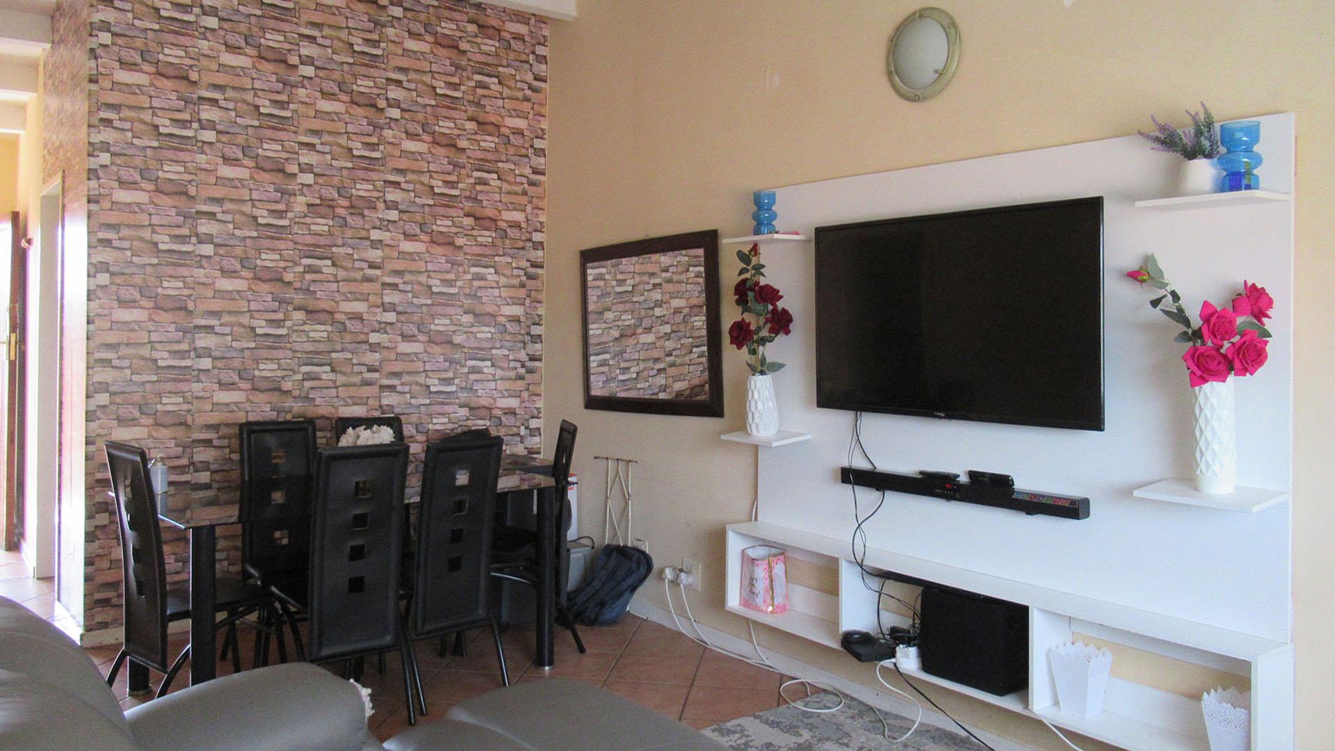 Lounges - 19 square meters of property in Mindalore