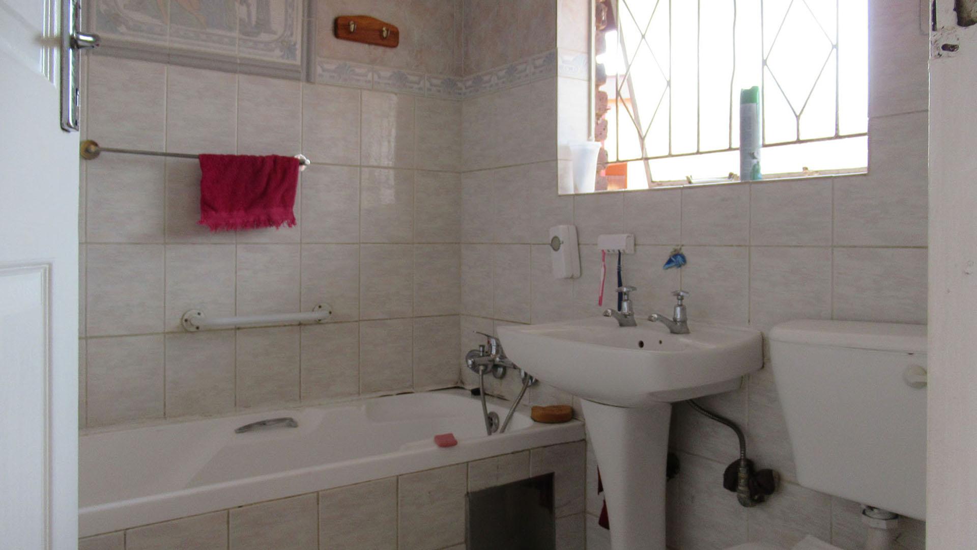 Bathroom 1 - 6 square meters of property in Mindalore