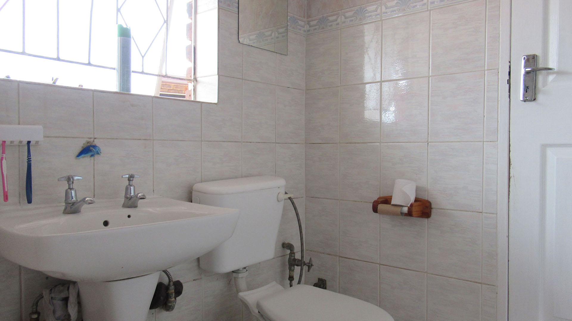Bathroom 1 - 6 square meters of property in Mindalore