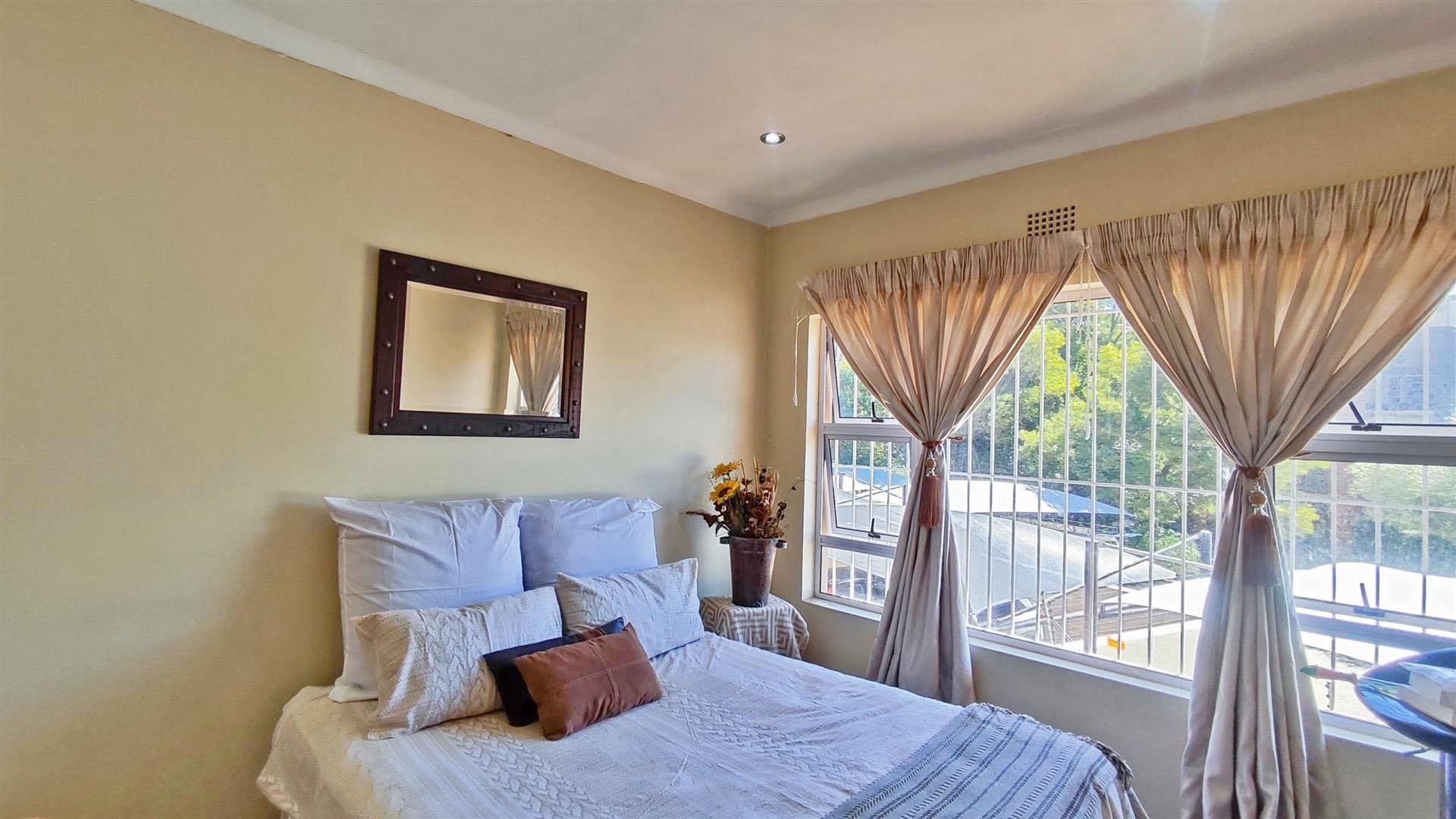 Bed Room 1 - 15 square meters of property in Bedfordview