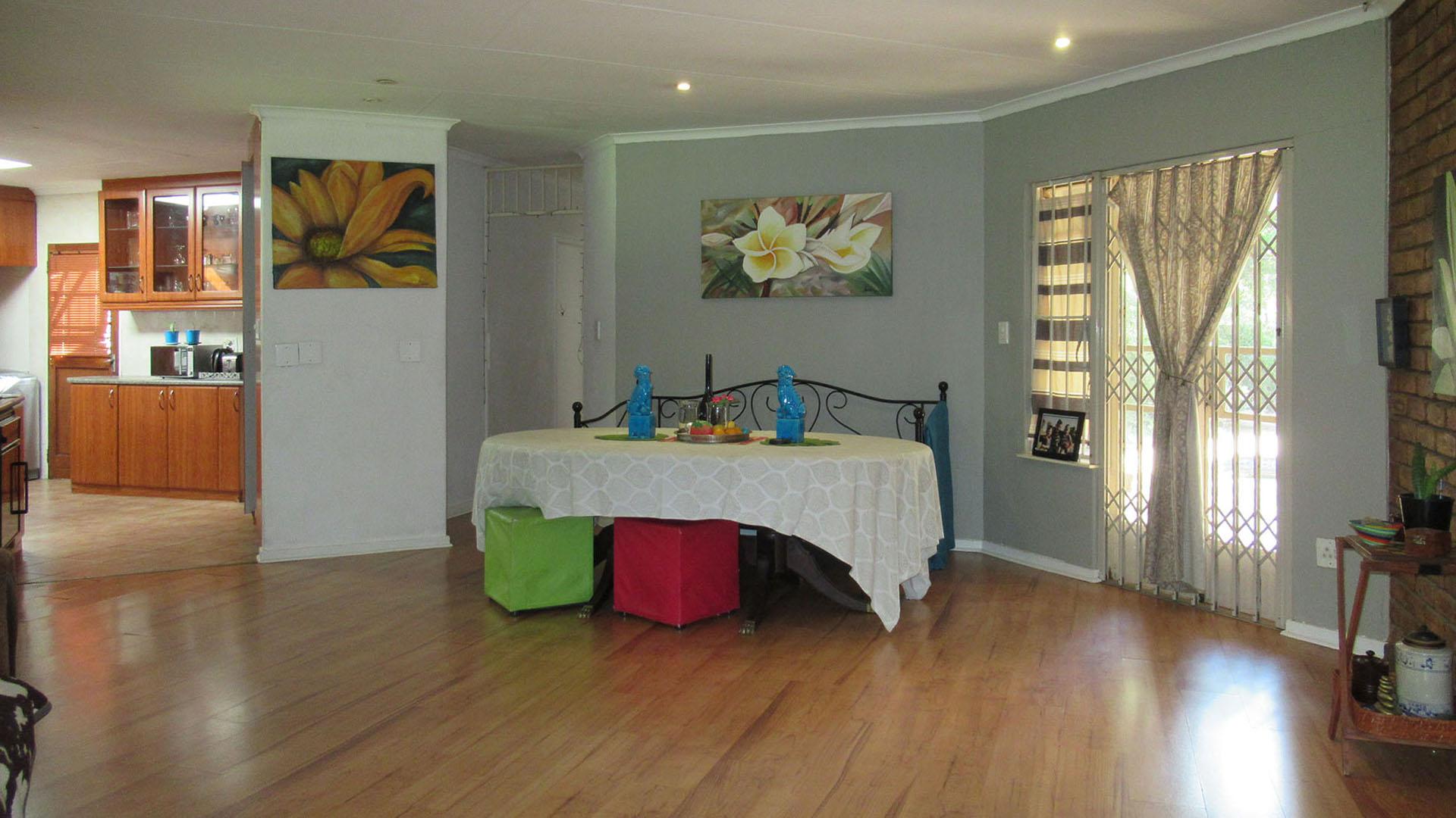 Lounges - 51 square meters of property in Radiokop