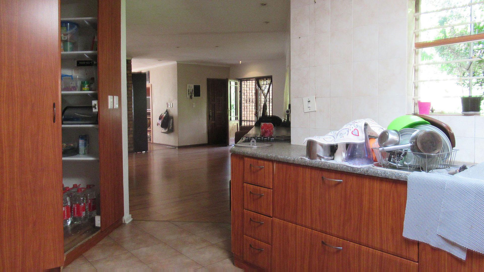 Kitchen - 25 square meters of property in Radiokop
