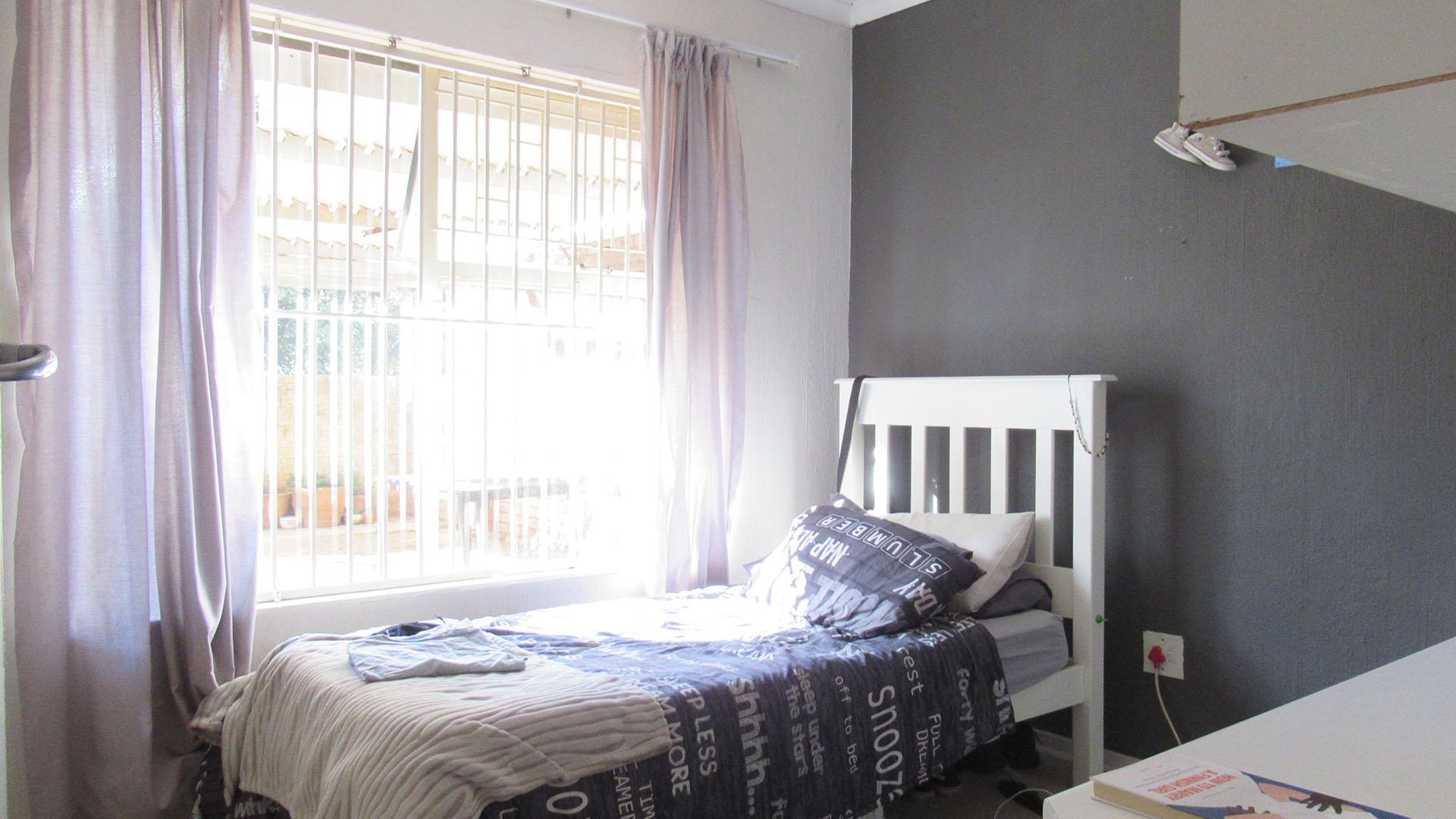 Bed Room 1 - 12 square meters of property in Radiokop
