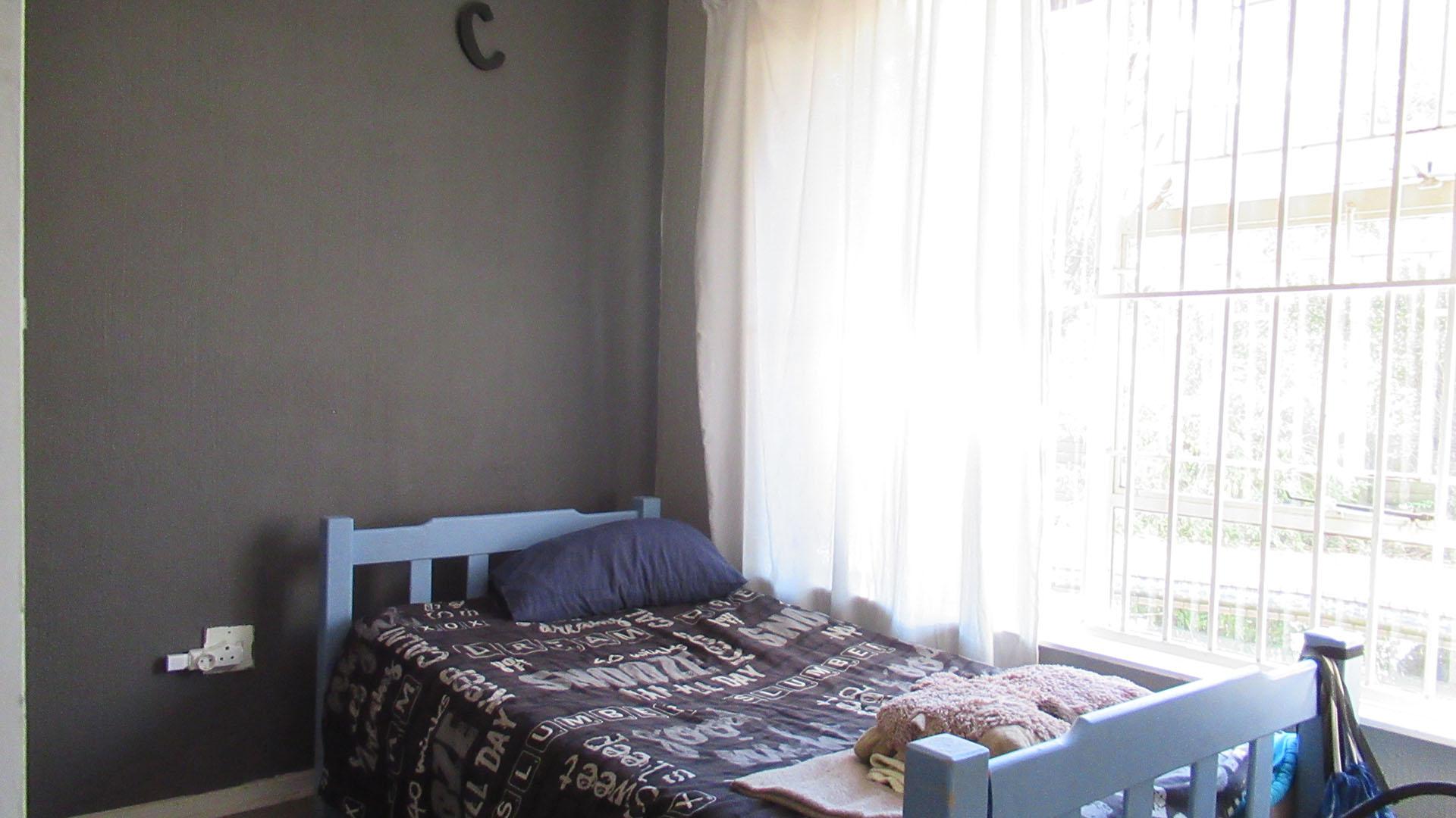 Bed Room 2 - 11 square meters of property in Radiokop