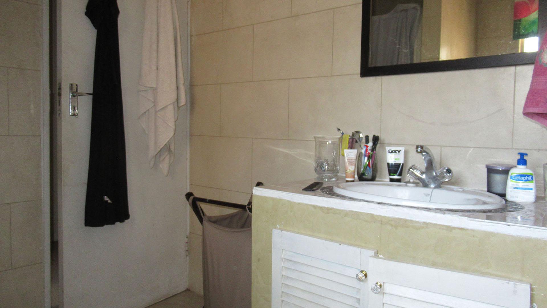 Main Bathroom - 12 square meters of property in Radiokop