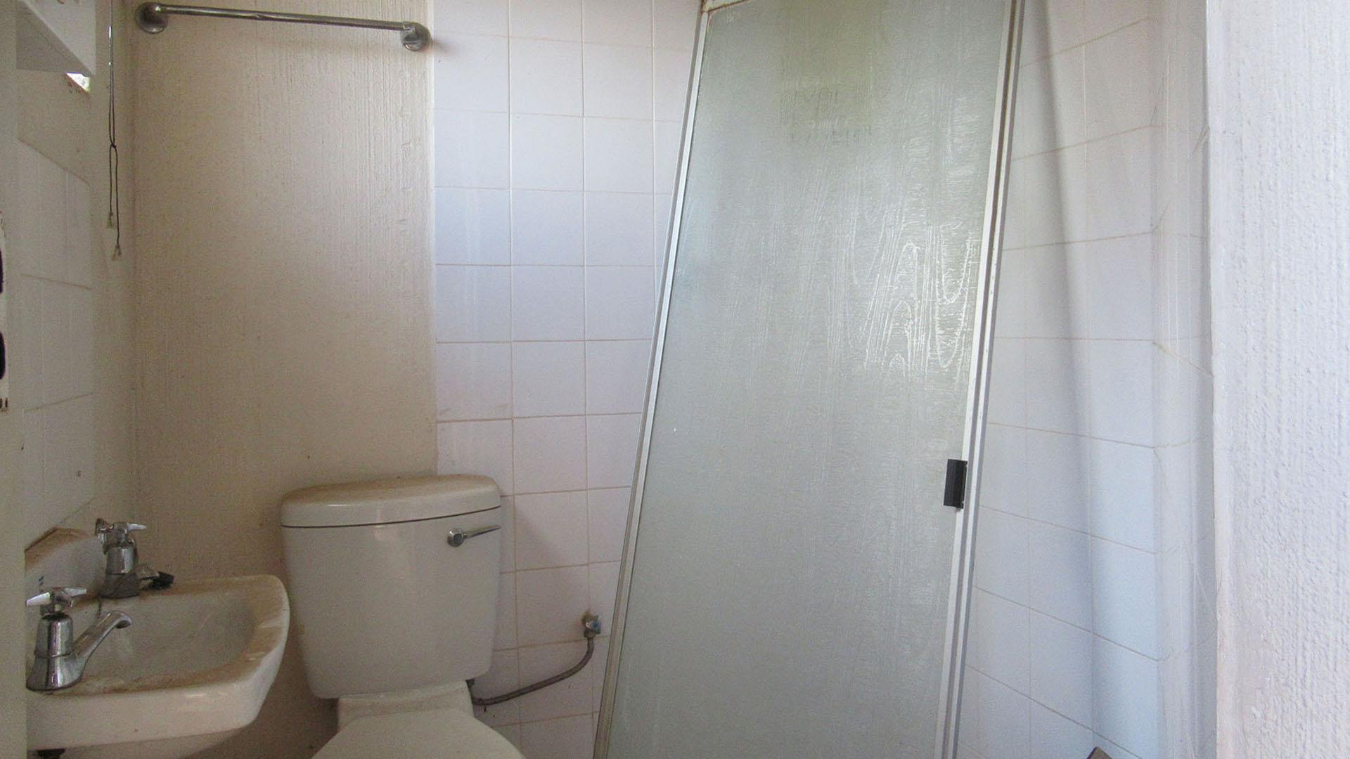 Bathroom 2 - 3 square meters of property in Radiokop