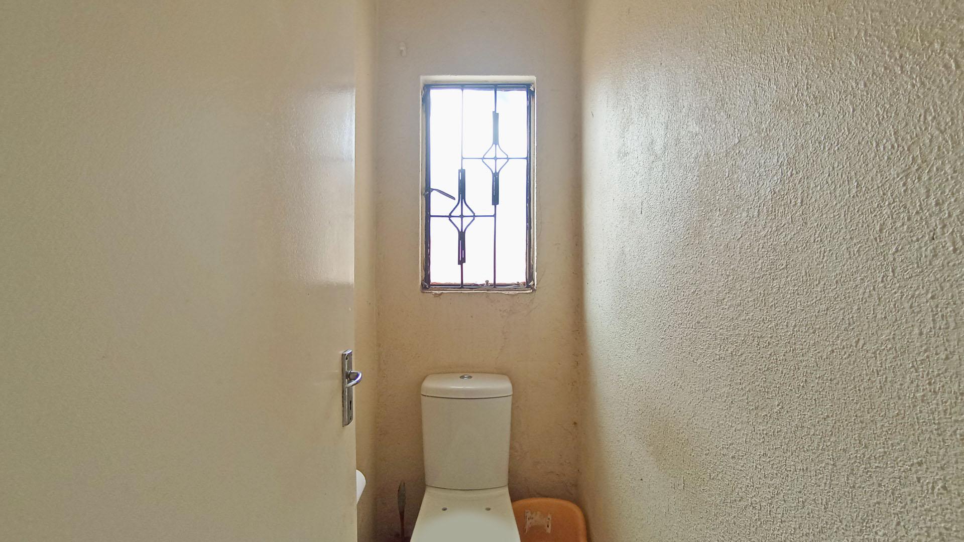 Bathroom 1 - 6 square meters of property in Elandspoort