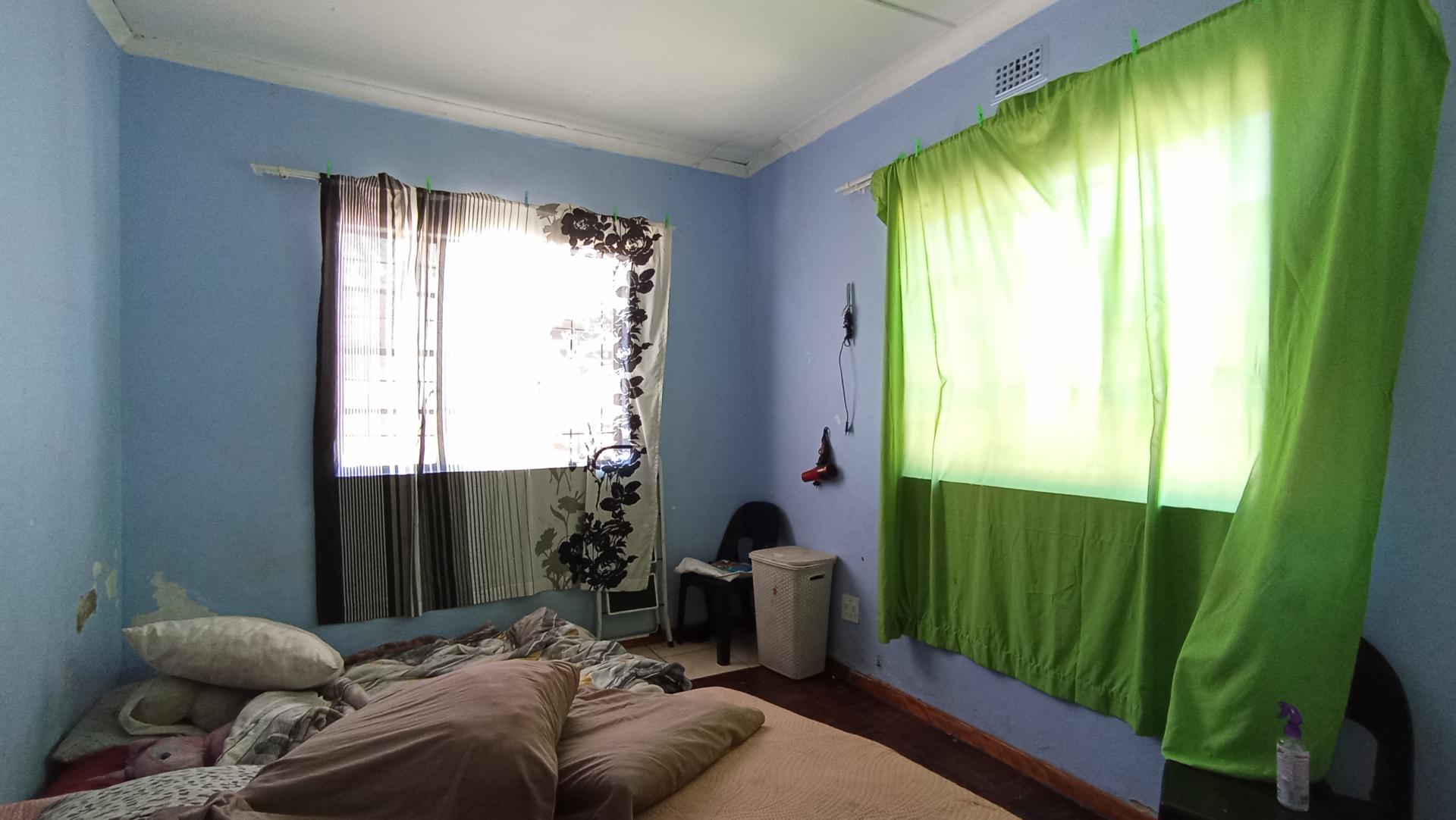 Bed Room 2 - 15 square meters of property in Bezuidenhout Valley