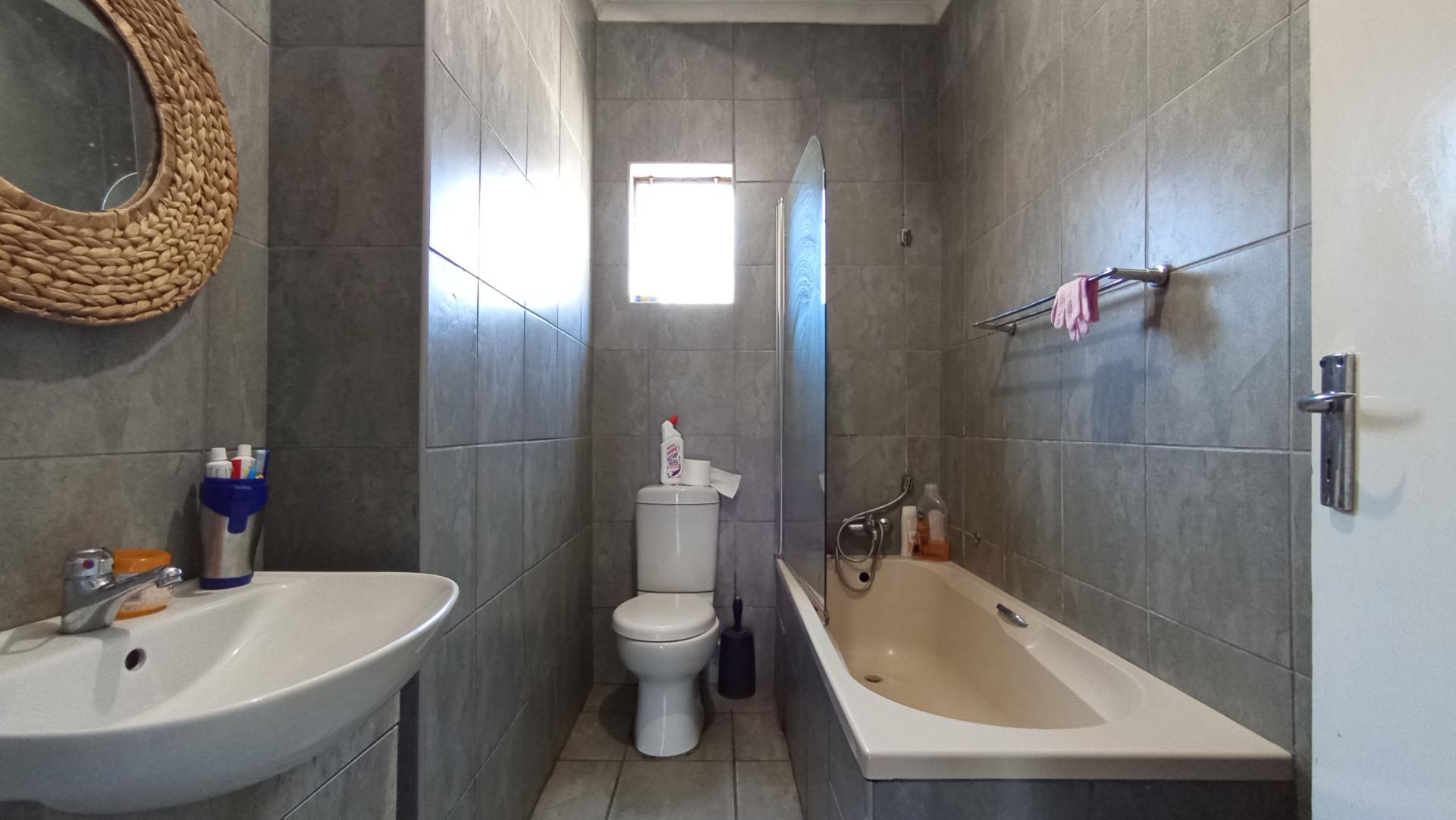 Bathroom 1 - 6 square meters of property in Bezuidenhout Valley