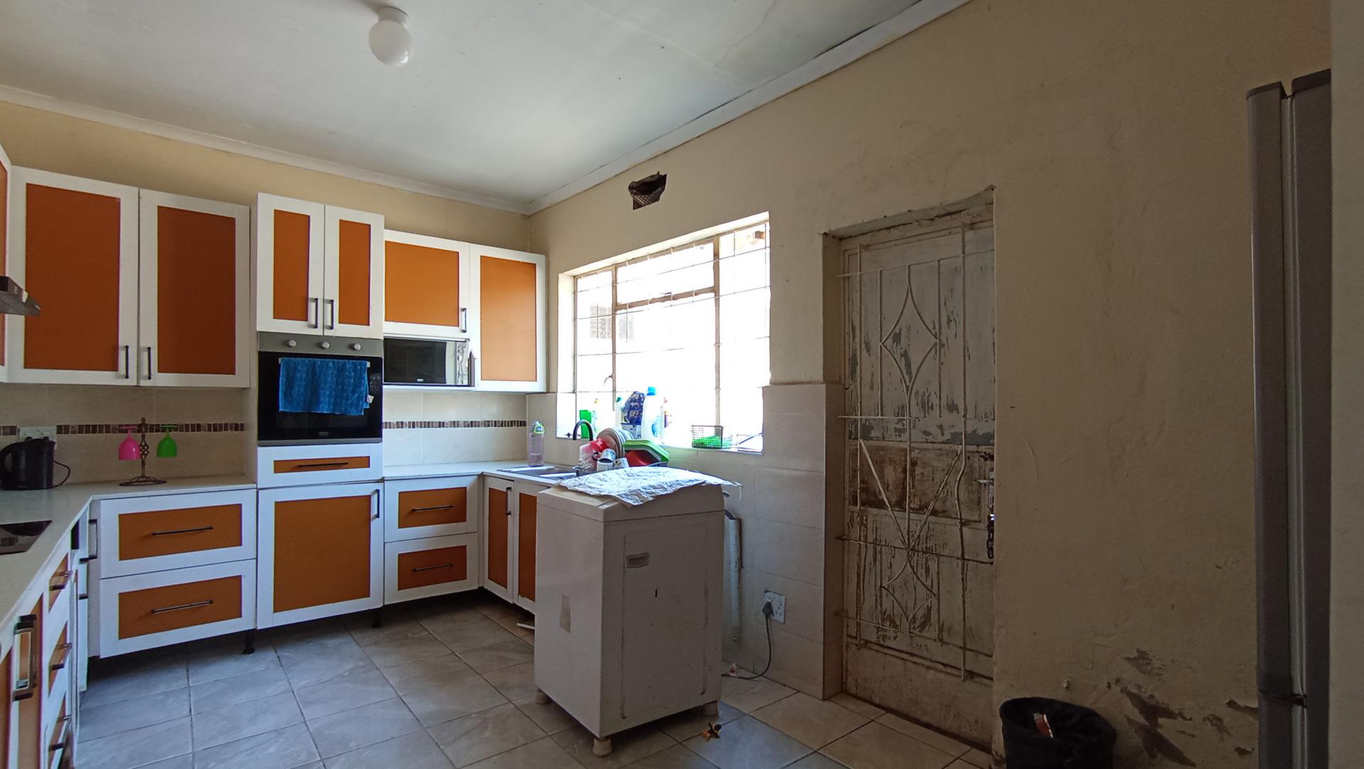Kitchen - 18 square meters of property in Bezuidenhout Valley