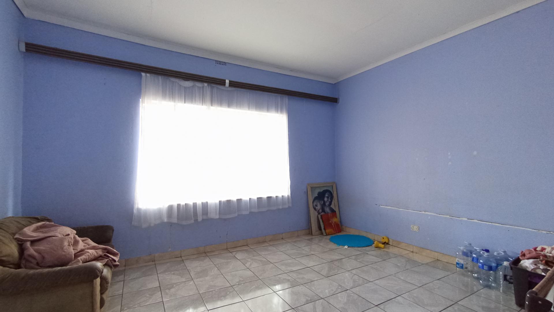 Lounges - 25 square meters of property in Bezuidenhout Valley