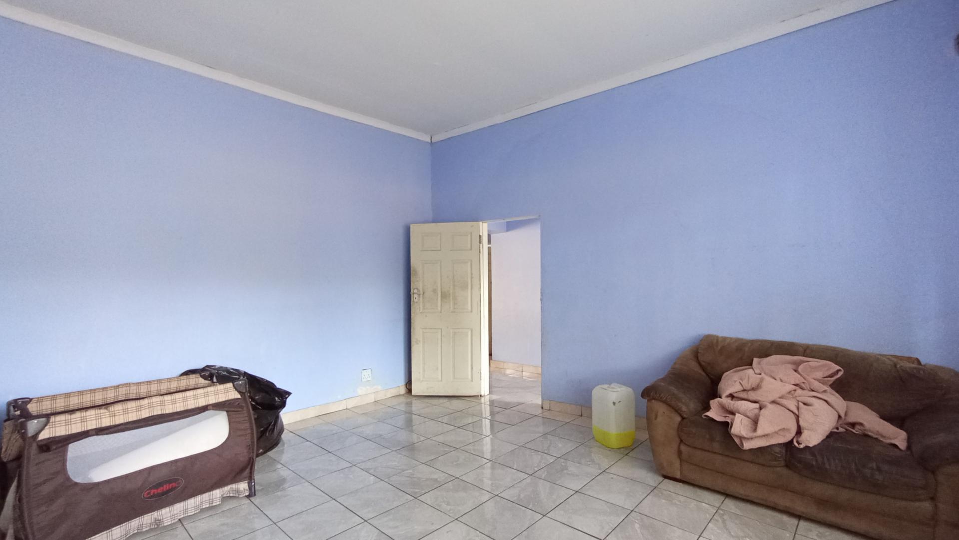 Lounges - 25 square meters of property in Bezuidenhout Valley