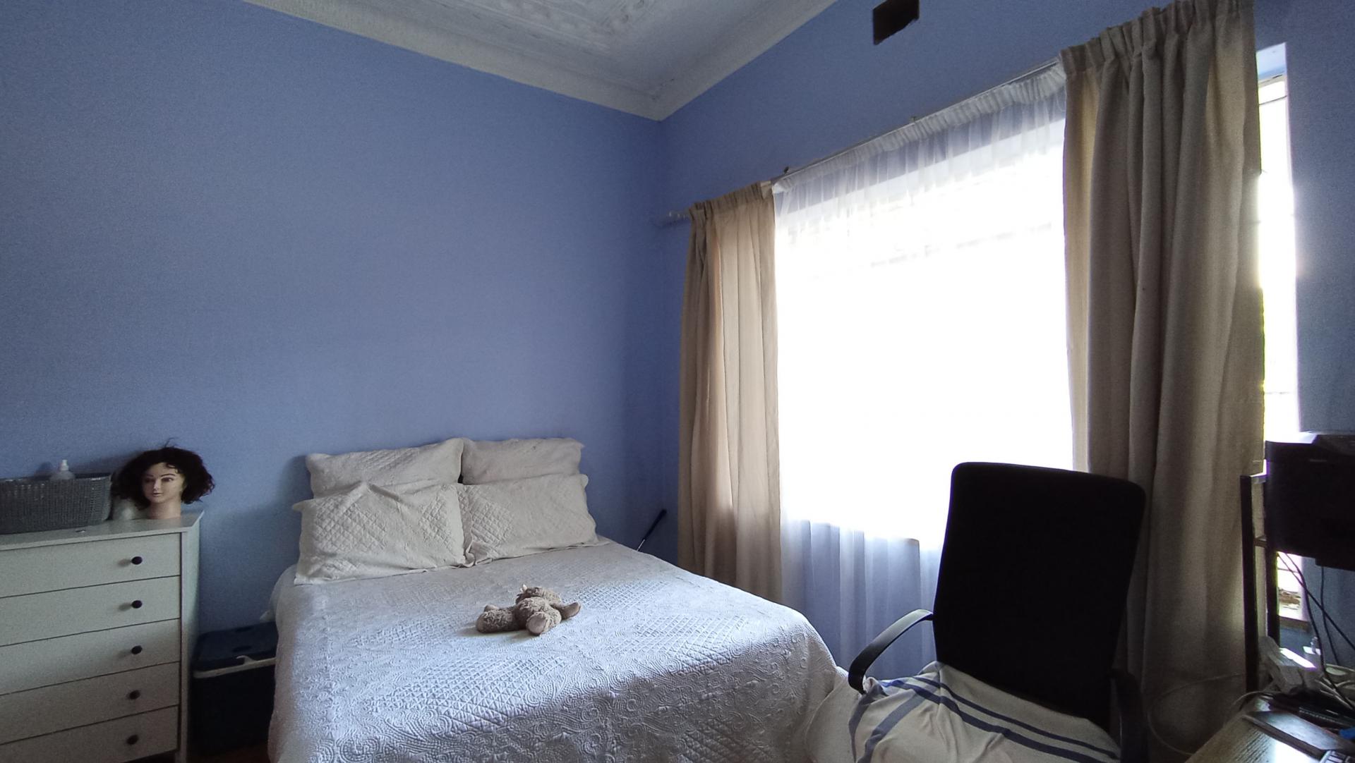 Bed Room 1 - 19 square meters of property in Bezuidenhout Valley