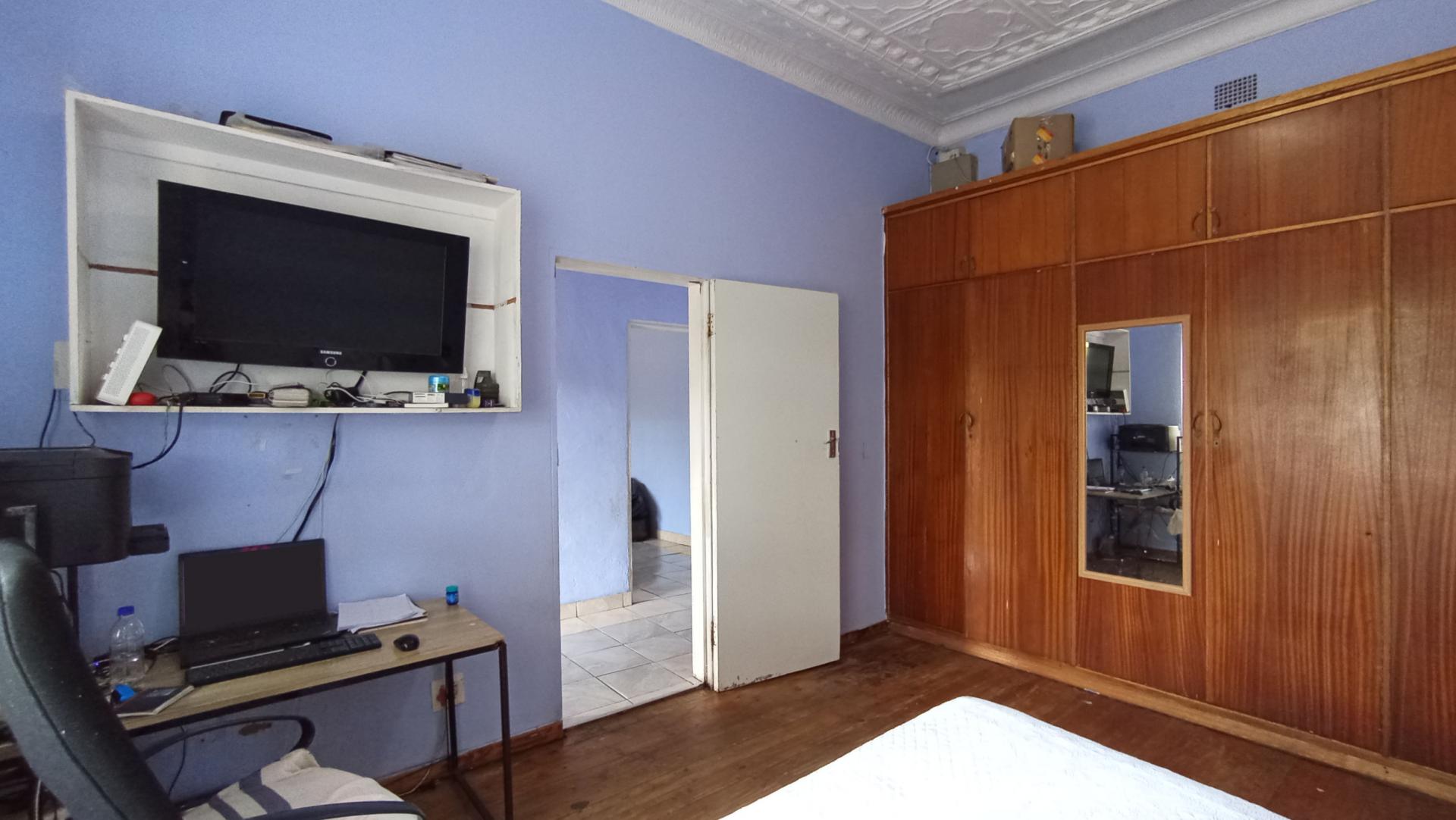 Bed Room 1 - 19 square meters of property in Bezuidenhout Valley