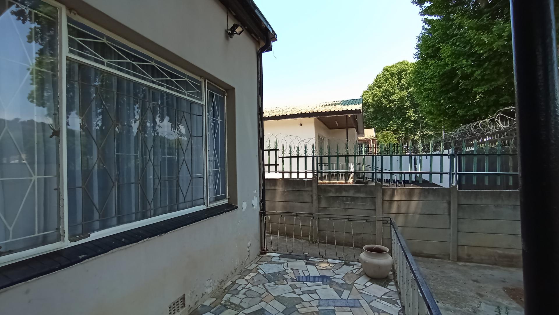 Patio - 6 square meters of property in Bezuidenhout Valley