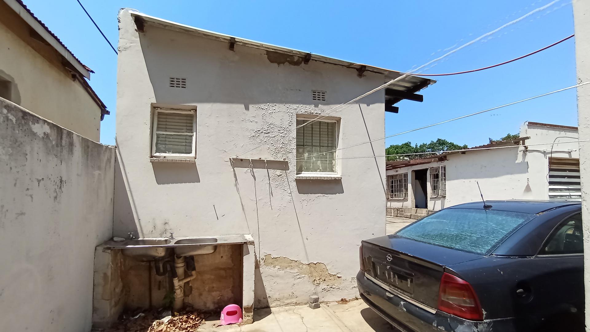Flatlet - 36 square meters of property in Bezuidenhout Valley