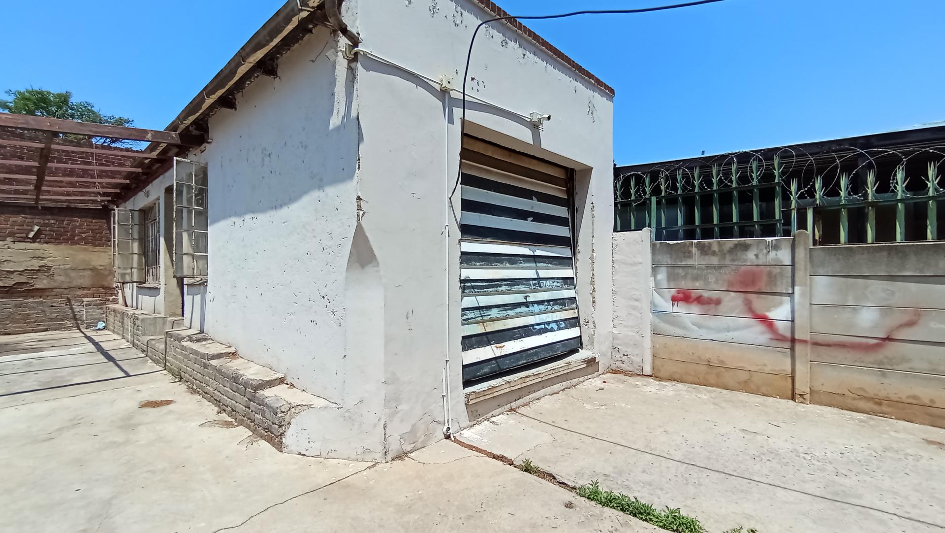 Garage - 38 square meters of property in Bezuidenhout Valley