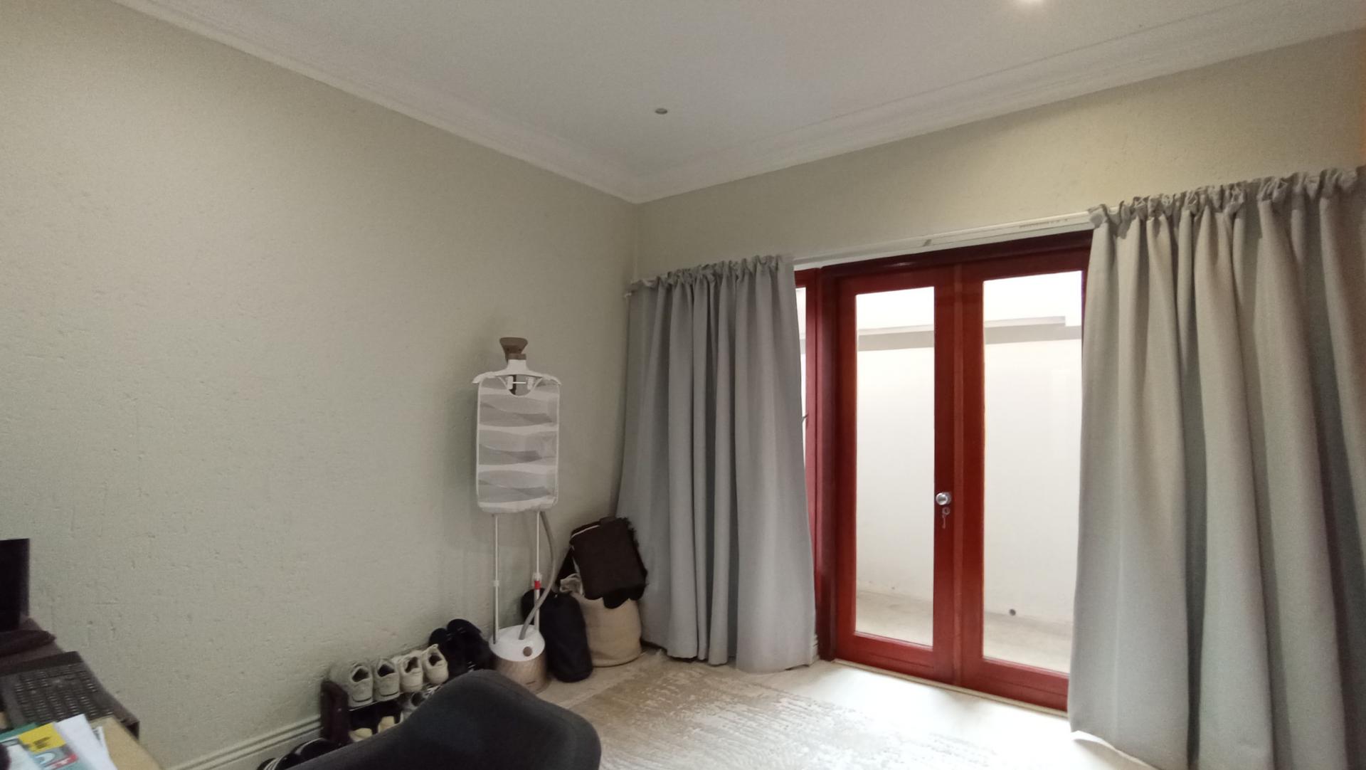 Bed Room 1 - 12 square meters of property in Morningside