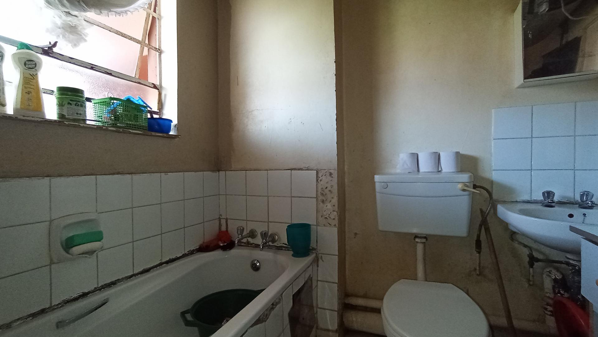 Bathroom 1 - 6 square meters of property in Commercia