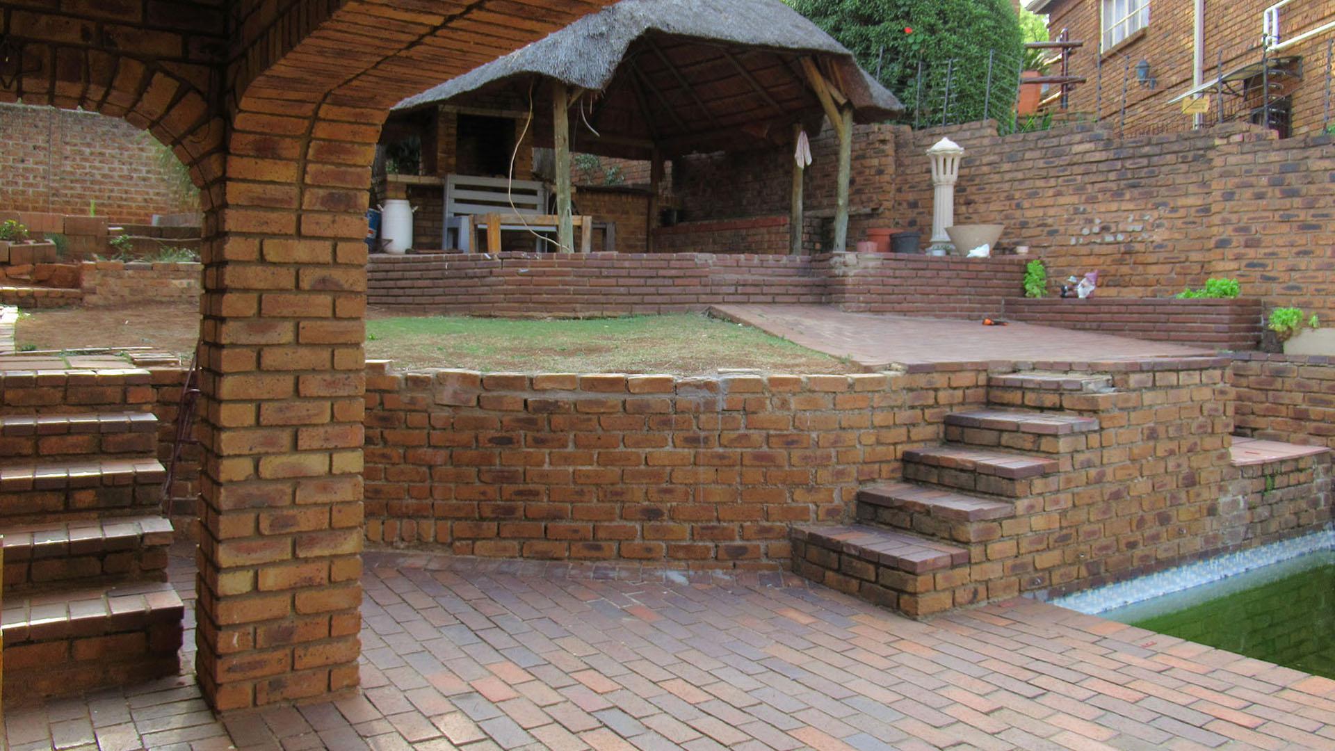 Patio - 15 square meters of property in Bassonia