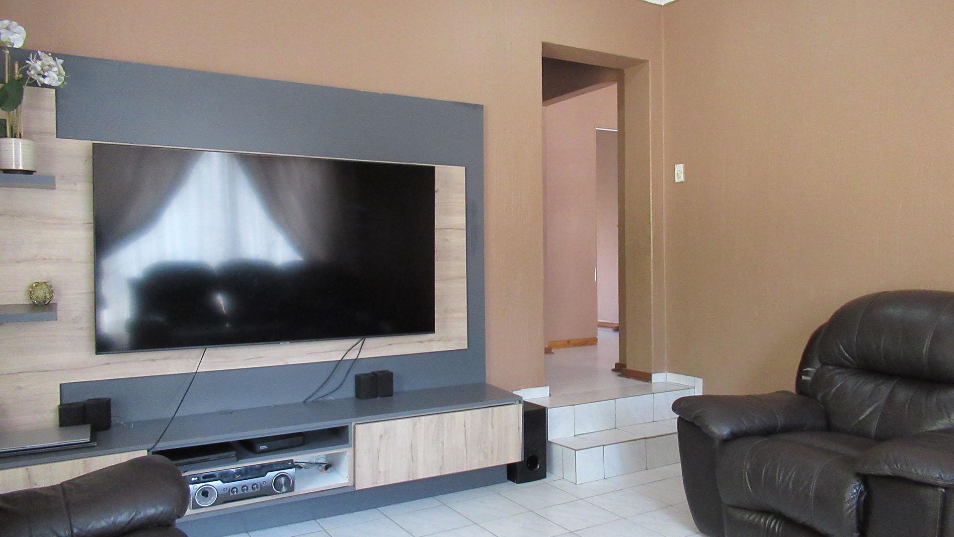 Lounges - 53 square meters of property in Bassonia