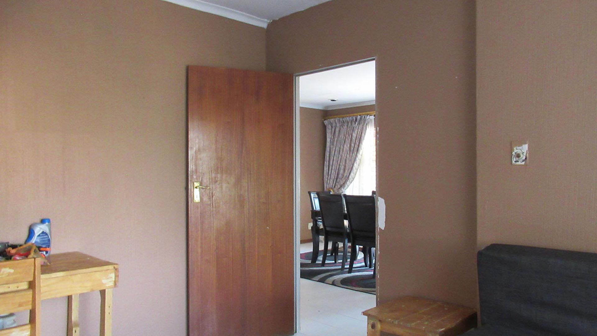 Lounges - 53 square meters of property in Bassonia