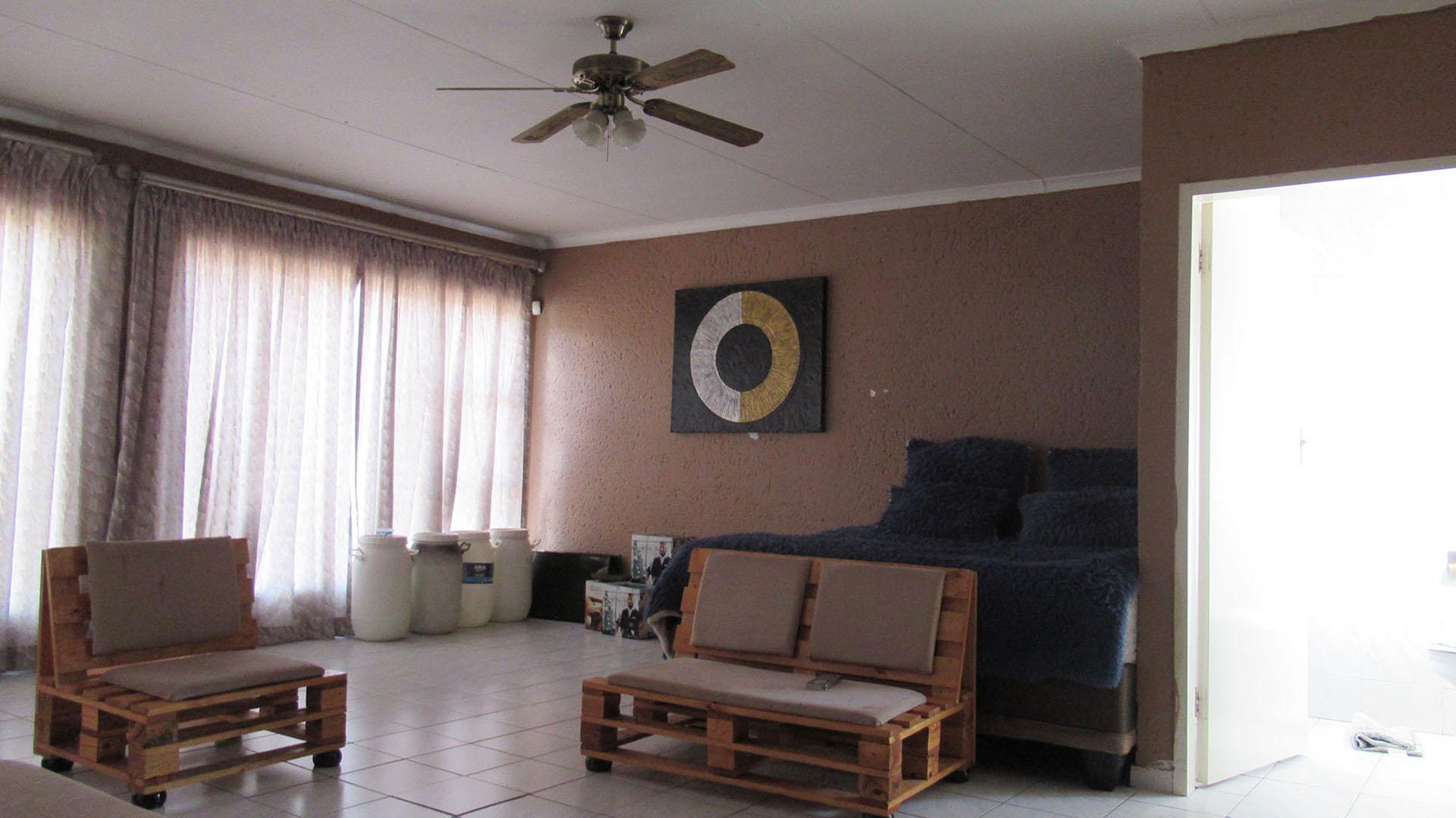 Bed Room 3 - 12 square meters of property in Bassonia