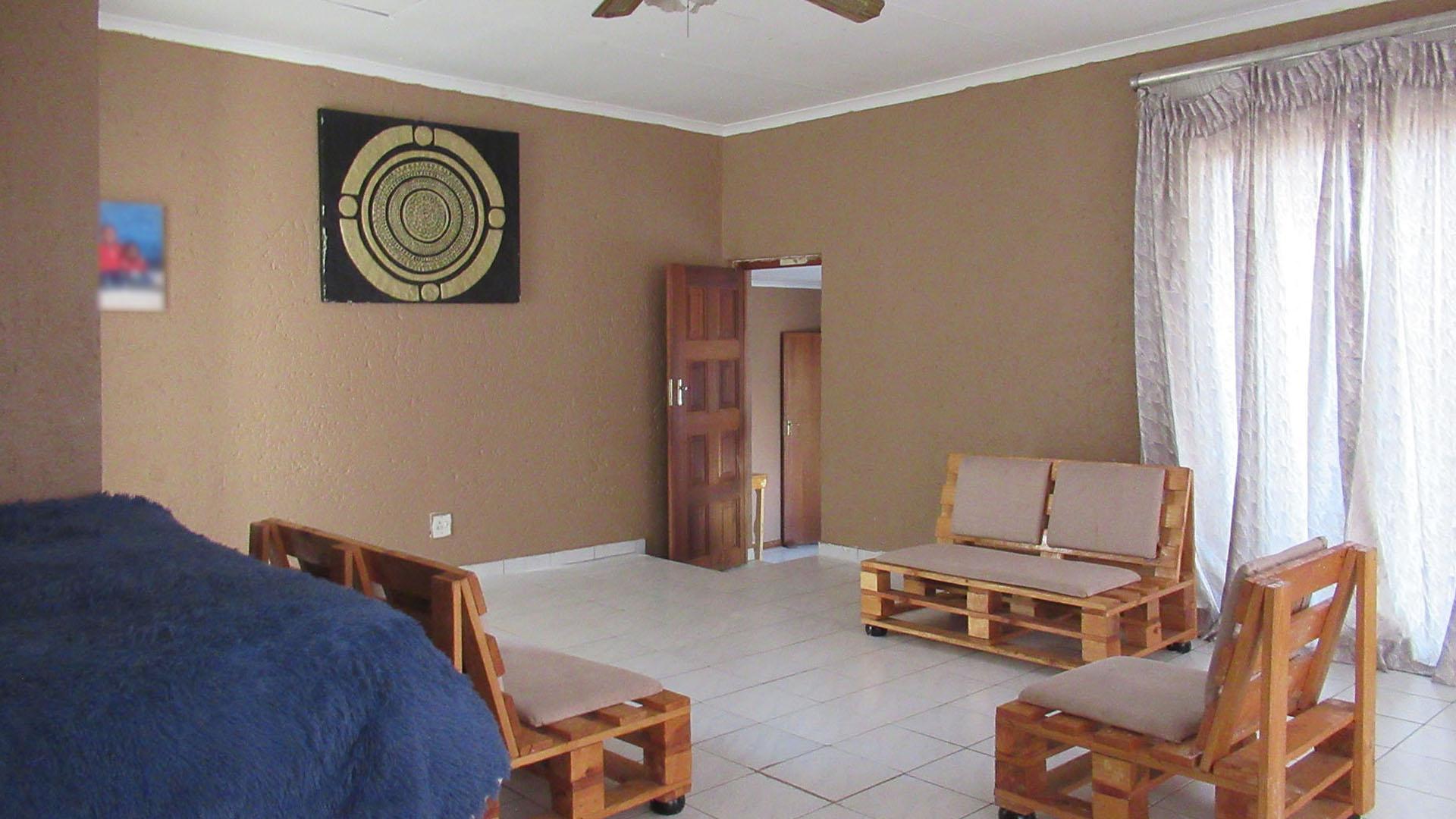 Bed Room 3 - 12 square meters of property in Bassonia