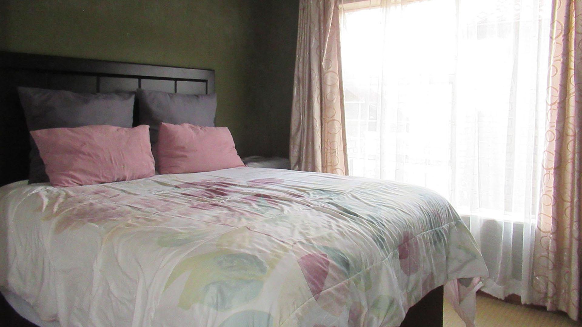 Bed Room 1 - 11 square meters of property in Bassonia