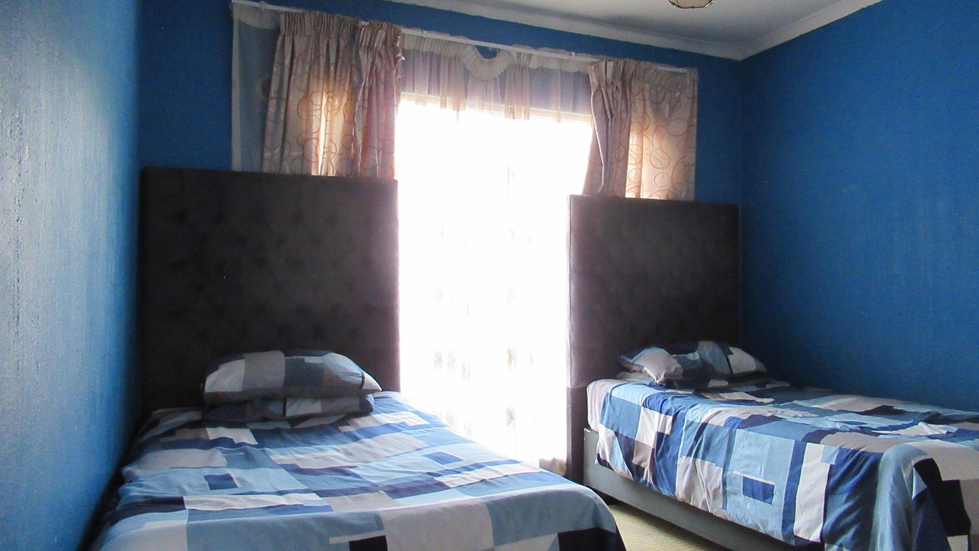 Bed Room 2 - 12 square meters of property in Bassonia