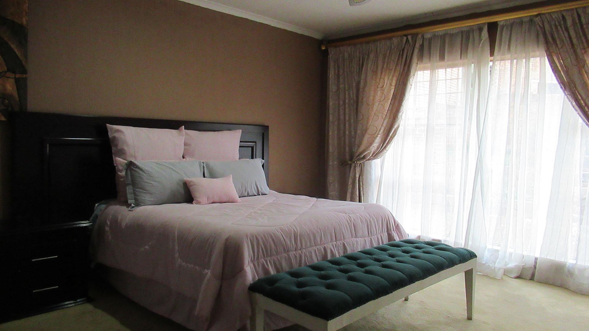 Main Bedroom - 28 square meters of property in Bassonia