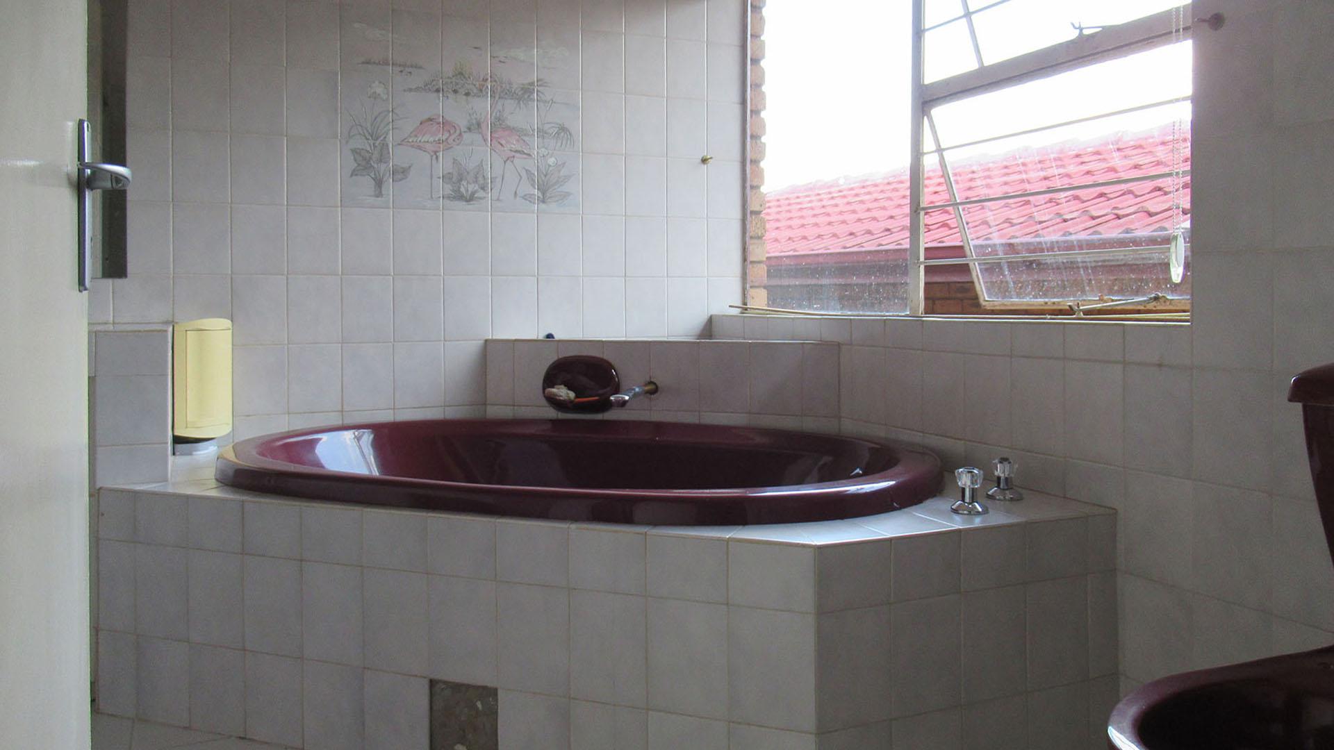 Main Bathroom - 9 square meters of property in Bassonia