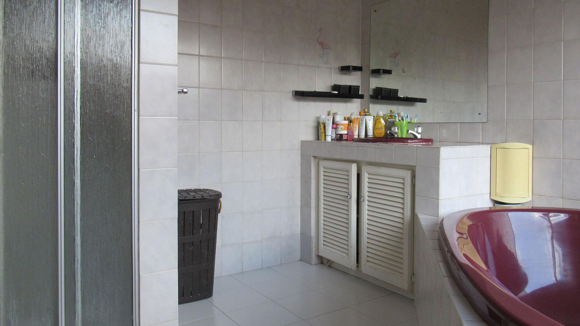 Main Bathroom - 9 square meters of property in Bassonia