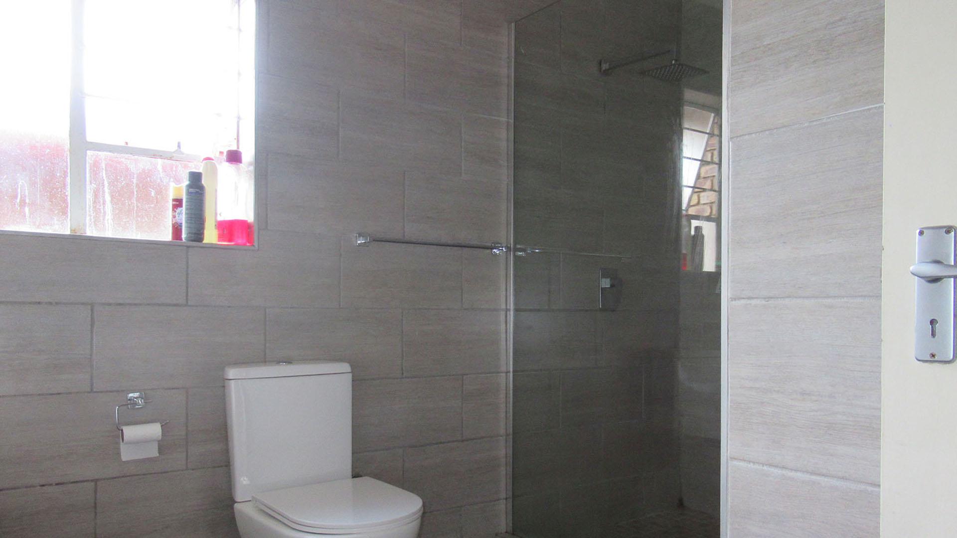 Bathroom 1 - 11 square meters of property in Bassonia